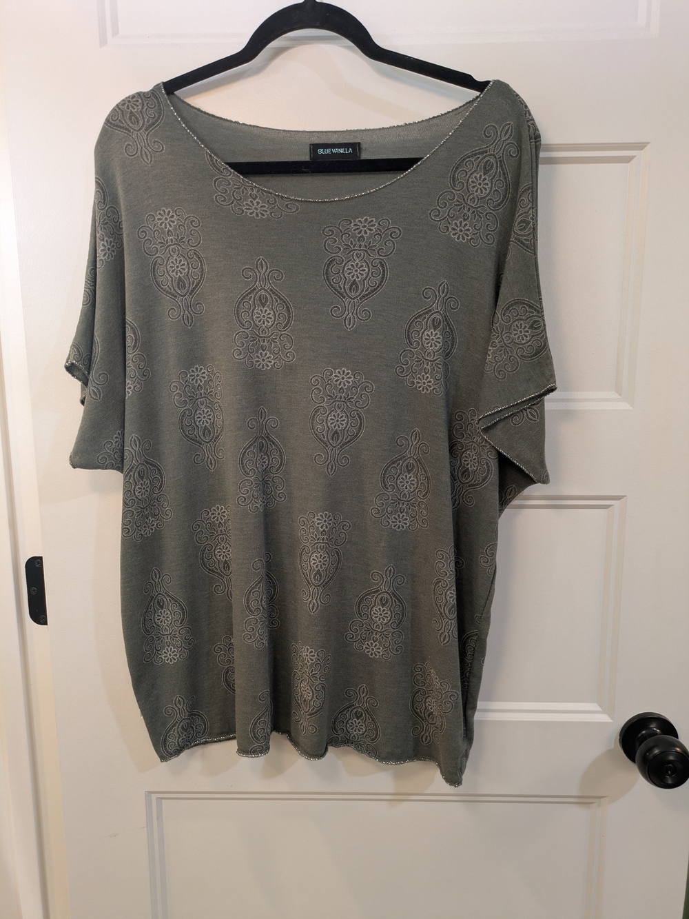 🔴 3/$15 Blue Vanilla Paisley Tunic in Gray